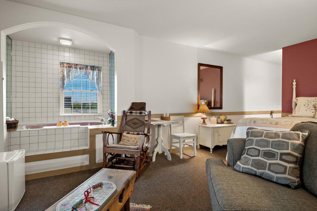 Country Living Inn Smoketown  Экстерьер фото